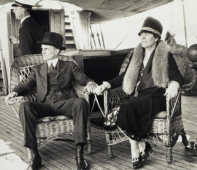 E. Lester Jones and his wife in 1928 aboard the LYDONIA