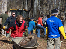 Volunteers removing debris at the February 2006 Watts Branch clean-up