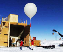 Launch  of an ozonesonde attached to a high-altitude balloon from South Pole